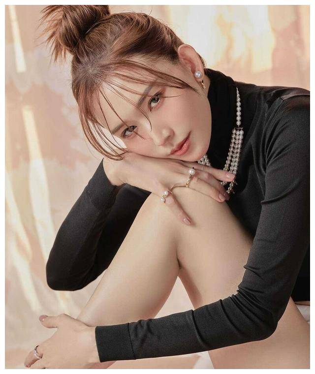 林志玲罕见晒出长腿引发日系风格讨论美貌依旧