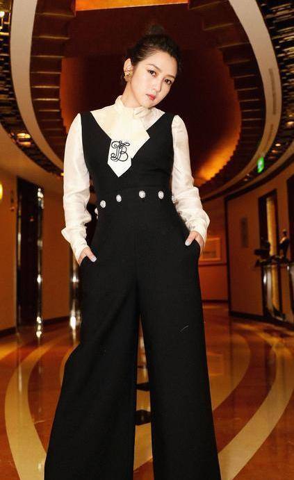 何洁红色外套真抢镜,白色t恤配墨镜意外显瘦,身材好精致_衣服_黑色