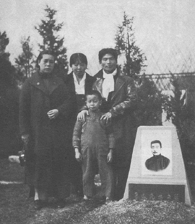 1937年,萧红,萧军,许广平,周海婴在鲁迅墓前她记得那份光的温度,还能