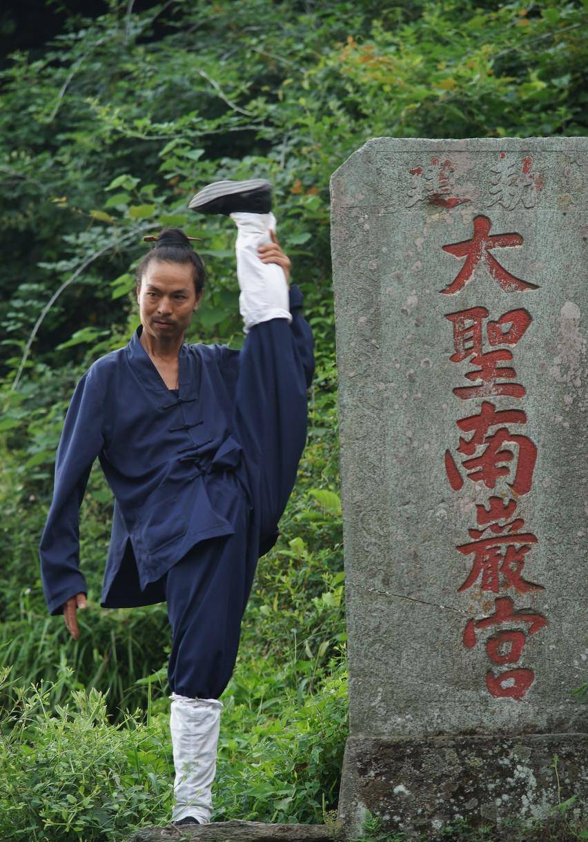 (图片来自东方ic)图为正在修炼的道士,道教认为"祸福无门,唯人自召