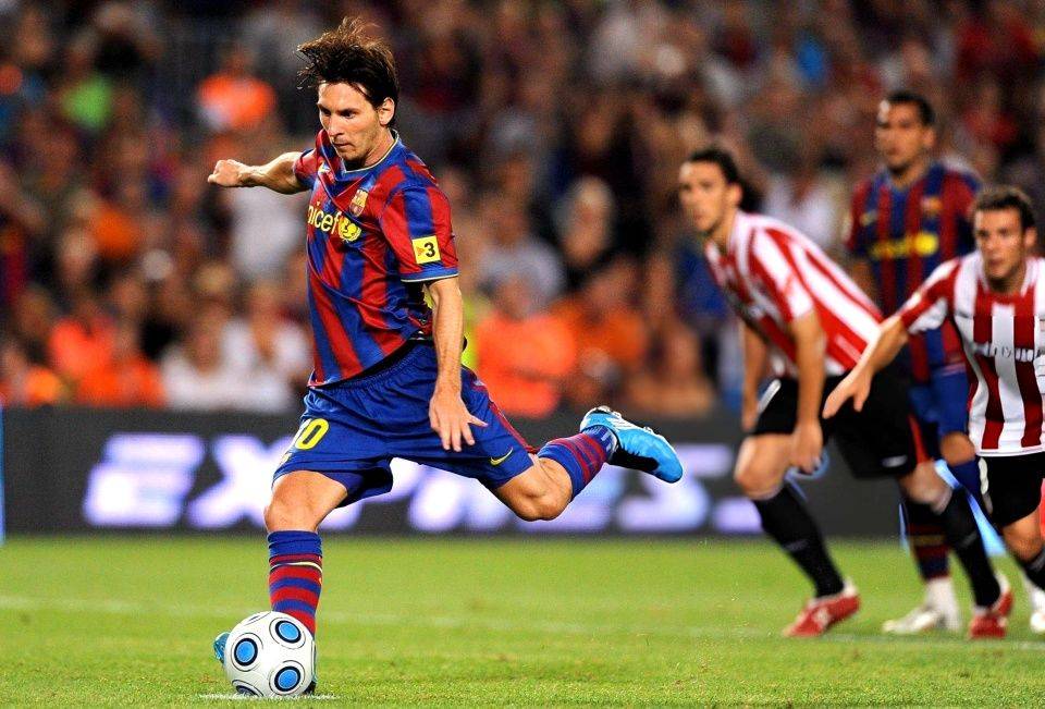 梅西双响:2009年捧起西超杯,六冠王即将达成!_巴萨_伊布_比赛