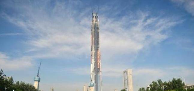 潘苏通是个不完成目标不罢休的人,他为了建造好117大厦付出了不小的