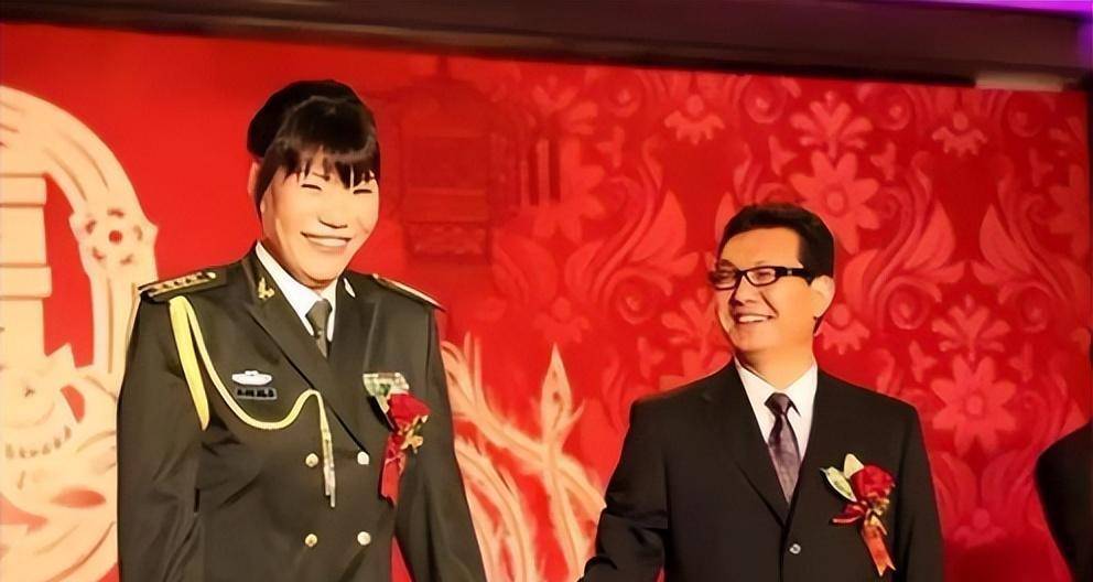 原创郑海霞罕见现身双腿变形严重57岁无儿无女男子消失7年不见影