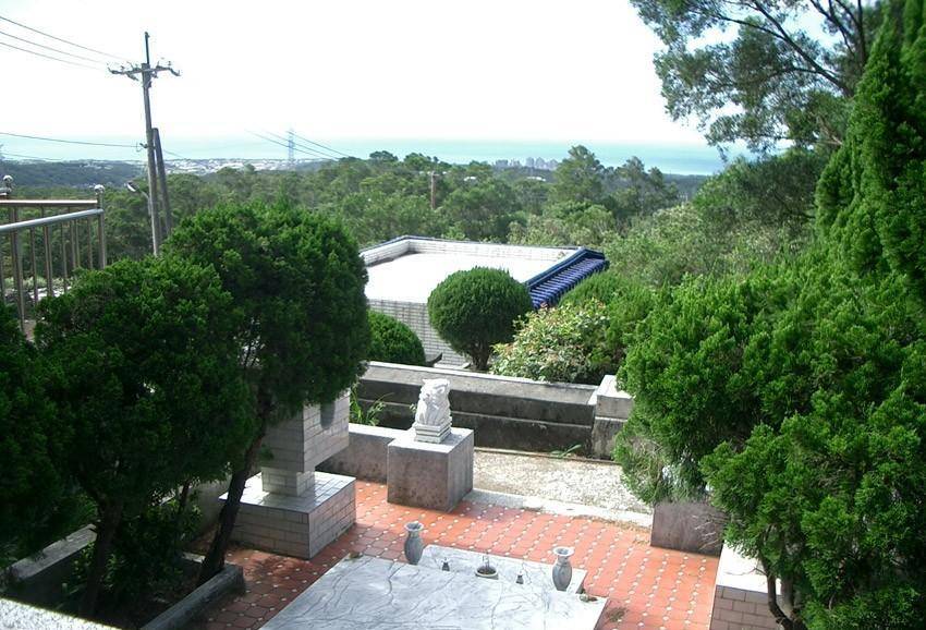 原创台湾古龙墓地下葬时48瓶xo酒陪葬墓碑上四个大字令人怅然若失