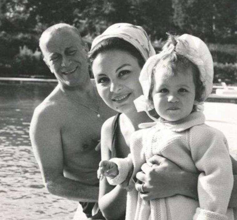 他的二儿子,暗中收集了阿尔多偷税漏税的竞争,用一封举报信向美国检举