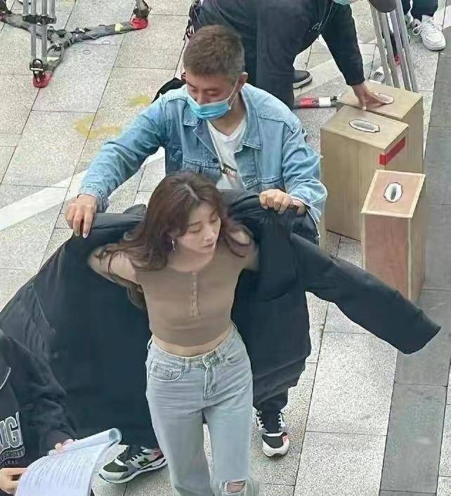 原创殷桃买二手包被偶遇生图黑眼圈自来卷抢镜过分虚吹被打回原型