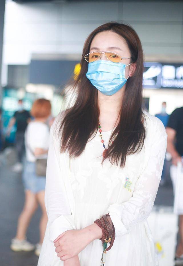 原创娄艺潇还挺有文艺范儿的一袭白色长裙真文雅但鞋子却选错了