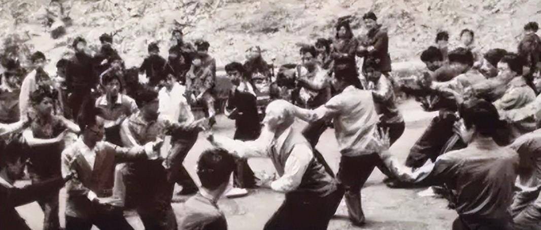 美国上将保镖来重庆称能打败所有中国人,结果被52岁老头一掌击败_吕紫