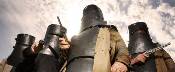 原创澳洲侠客标志性铁甲如同钢铁侠警察上万发子弹打不死