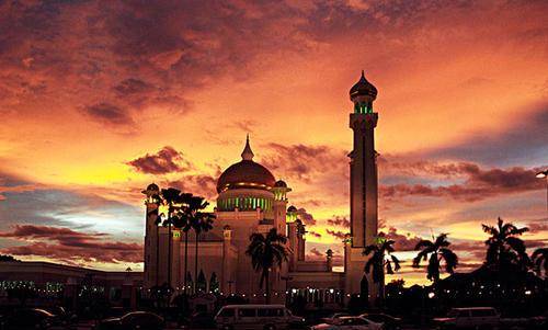 原创文莱王室豪掷1亿美金娶王妃新娘手戴22个大金镯头戴钻石皇冠