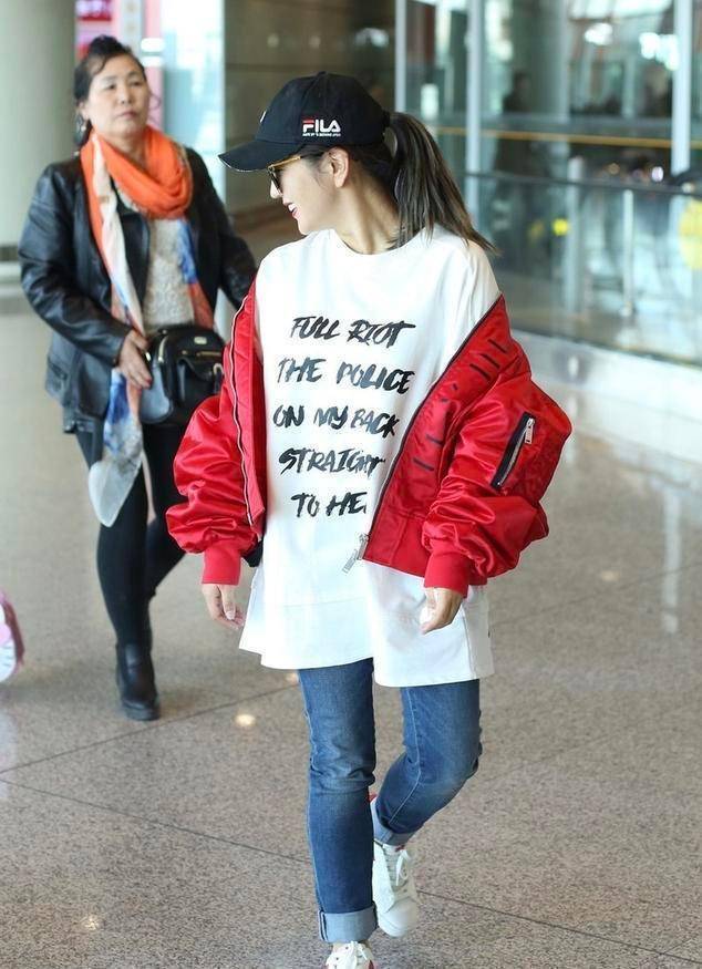 何洁红色外套真抢镜,白色t恤配墨镜意外显瘦,身材好精致_衣服_黑色