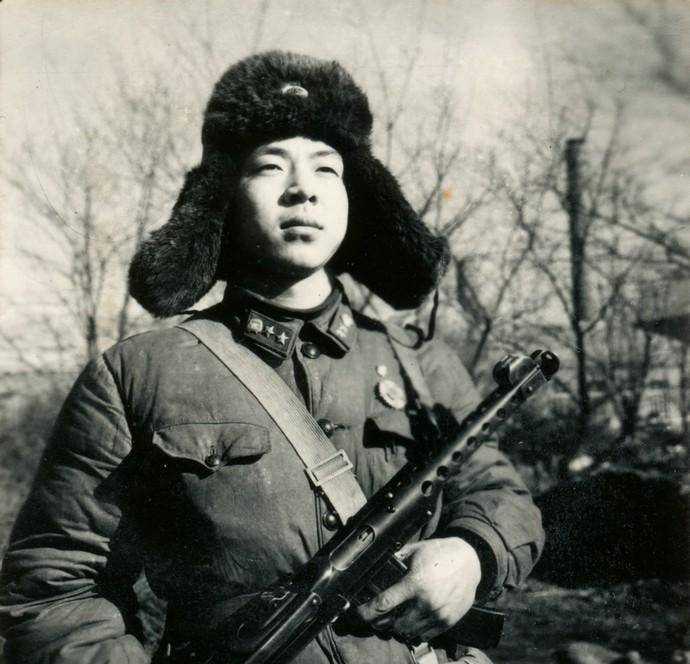 原创雷锋生前用过的物品皮夹克颇为时尚日记字迹很一般袜子破烂