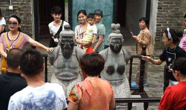 宋代姐妹俩的现代雕塑姐姐庙堂受人膜拜妹妹露天风吹日晒