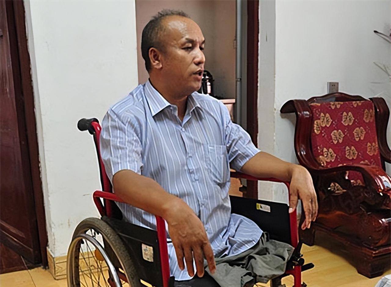 原创1996年国家特级伤残英雄被一保安持枪顶头保安后来下场如何