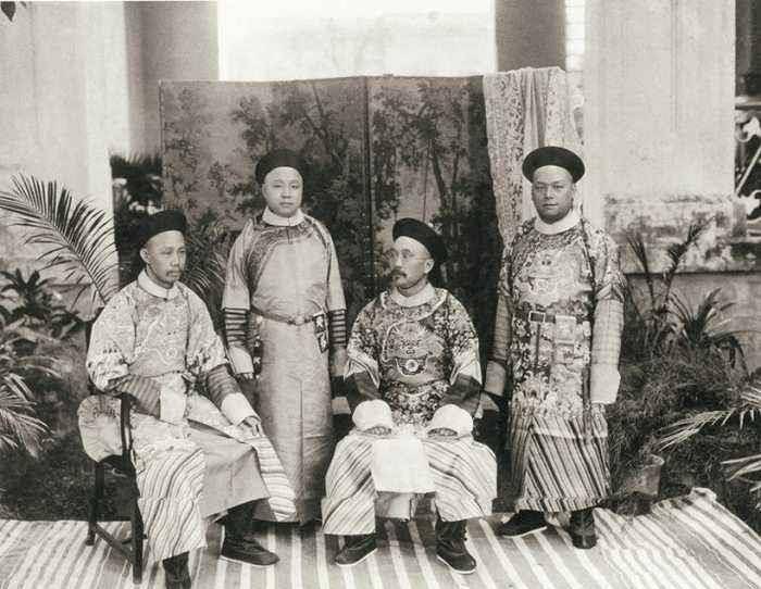 1904年,英国侵犯西藏,唐绍仪经袁世凯举荐被清政府任命为全权大臣负责