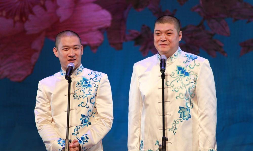 原创曹云金参加商演场地虽说不大但是舞台上还是有灯光的