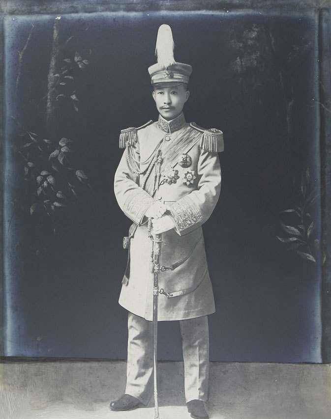 说起小凤仙,却也是个不一般的女子,她虽然出身风尘,却出淤泥而不染,她