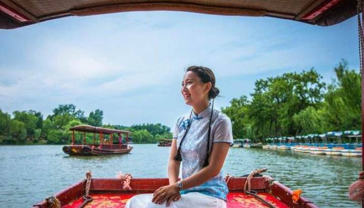 原创西湖船娘美女靠本事吃饭费腰但收入可观文人墨客特别喜欢