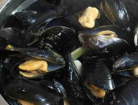 那为什么所有的海鲜价格都不便宜?唯独海红这么便宜呢?