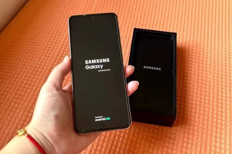 至3999,折叠屏 ipx8防水 骁龙8 芯片,价格更亲民了_flip_galaxy_手机