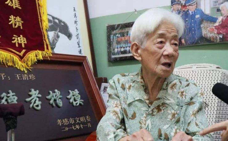 原创黄继光遗体抢回时双手高举热敷3天才放下女卫生员含泪道细节