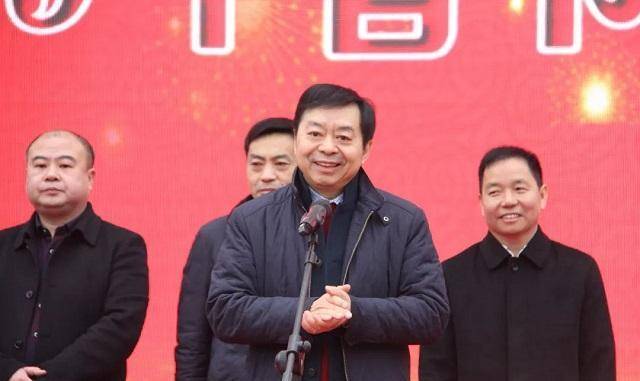 原创全村凑70元供他创业身价百亿后他宴请乡亲一人发一摞百元大钞