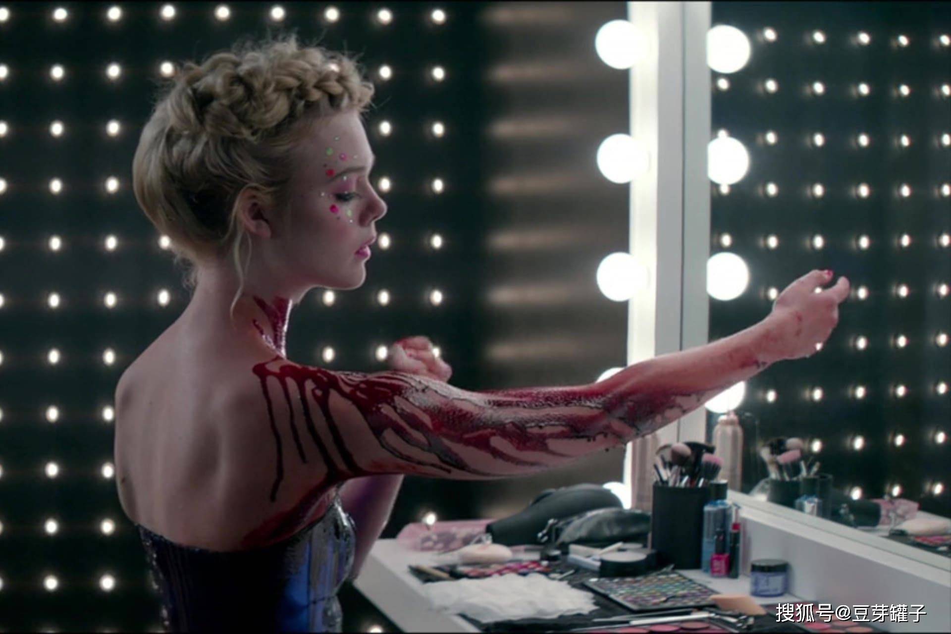 《霓虹恶魔》,揭露模特圈令人不寒而栗的潜规则,电影饱受争议