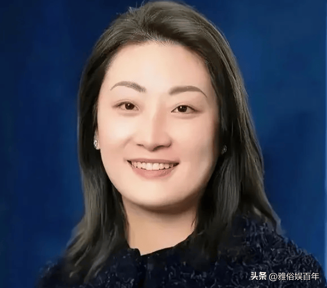 宗家传承!宗馥莉亮相会议秀身材,优雅大方继承父亲的风范与魅力