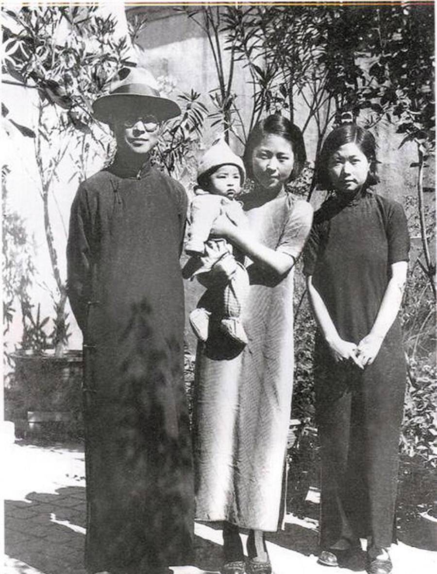 原创被沈从文毁掉的九妹离乡10年早已疯癫与泥瓦匠私奔后饿死河边