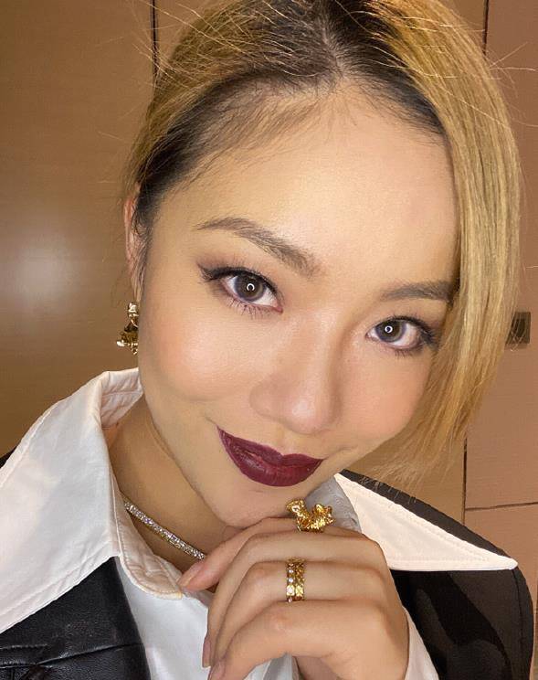 跳水节目中的王丽坤,都是标准的素颜也能出道的选手,相比较之下,王菊