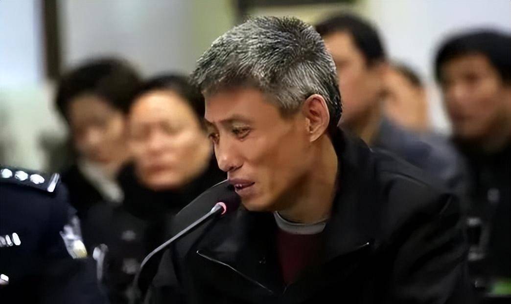 原创2003年刘涌走下法庭表情淡定被押解到殡仪馆抬进死刑执行车