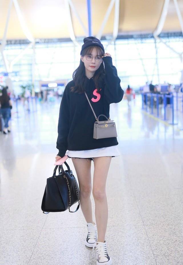 原创杜海涛真是找到好媳妇了沈梦辰穿短裤秀美腿下衣失踪挺时髦的