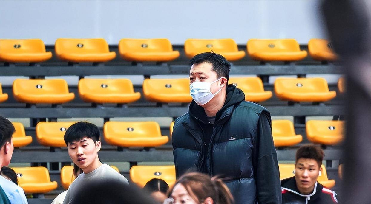 原创可惜王治郅20岁儿子现状重250斤已被球队淘汰彻底无缘cba