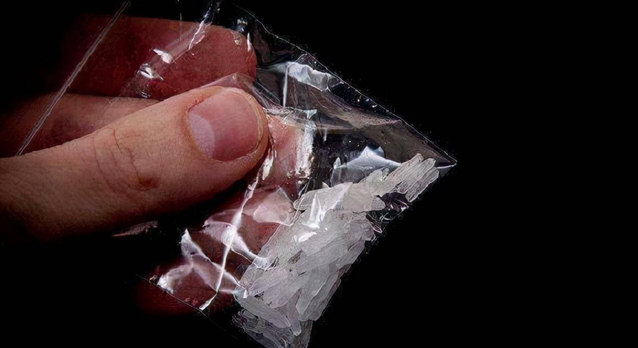 原创大毒枭刘招华制毒几十吨逃亡9年逃亡途中还因中彩票上了电视