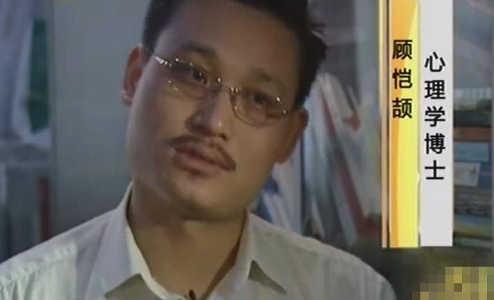 05年上海40岁农妇怀胎4年不产,胎儿"隔肚识物",医生揭开真相_张永华