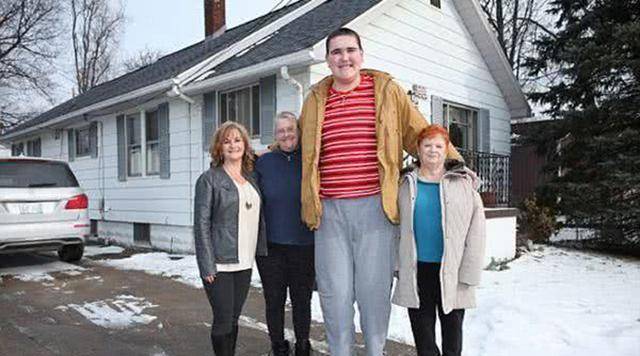 原创世界唯一一位奇男子一生中既患上侏儒症又患上巨人症的人