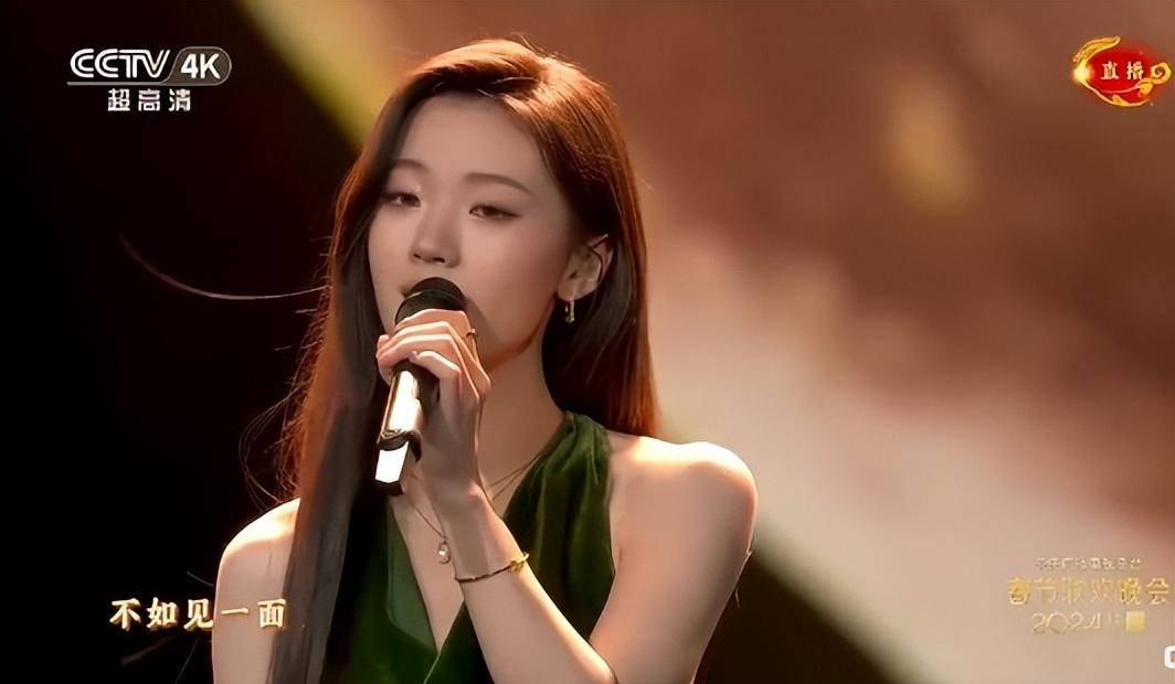 杭天琪赴天津出发在车站一边吃煎饼果子一边听不如见一面