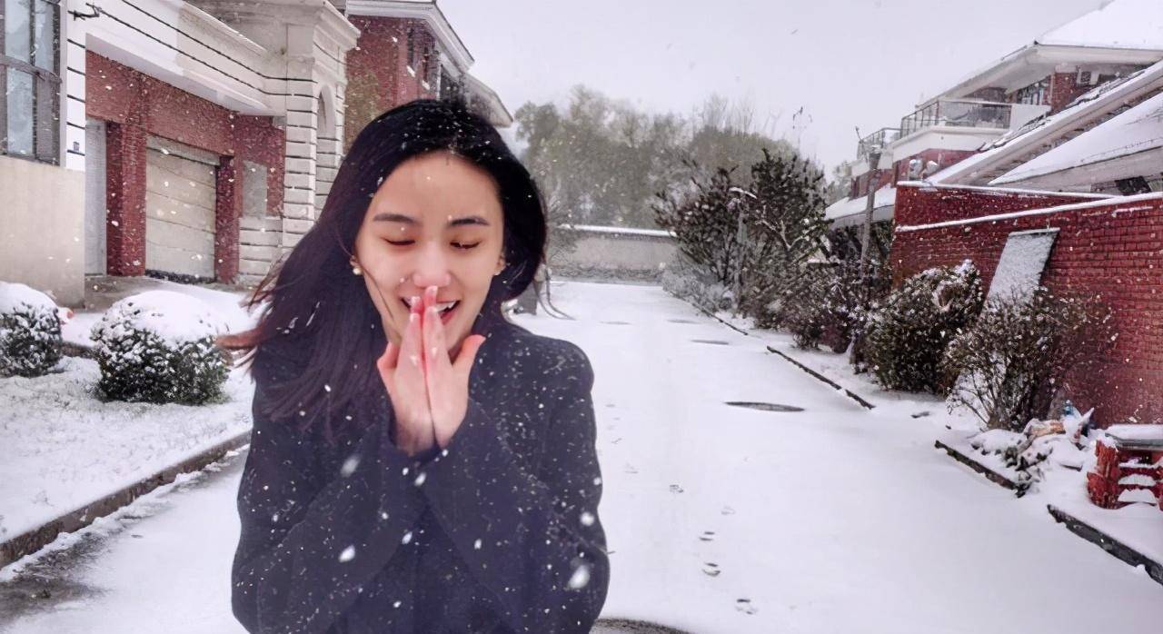 原创49岁的李亚鹏向小19岁女友母亲行跪拜礼难道是好事将近了