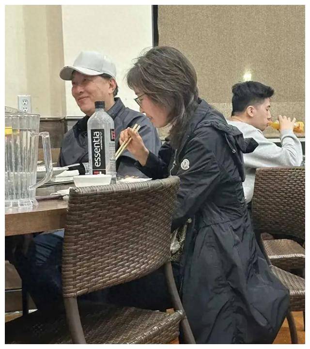 唐国强73岁身材保持出色国外街头风采尽显时尚与活力