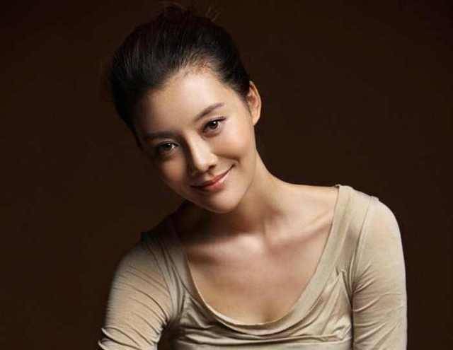 当时爱死了《艰难爱情》里的林雨馨,感觉那才是女神该有的样子.