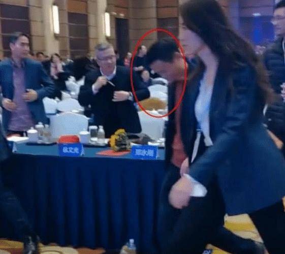 原创能和马云同行的女保镖气质颜值不输女明星大步流行秒杀肌肉男