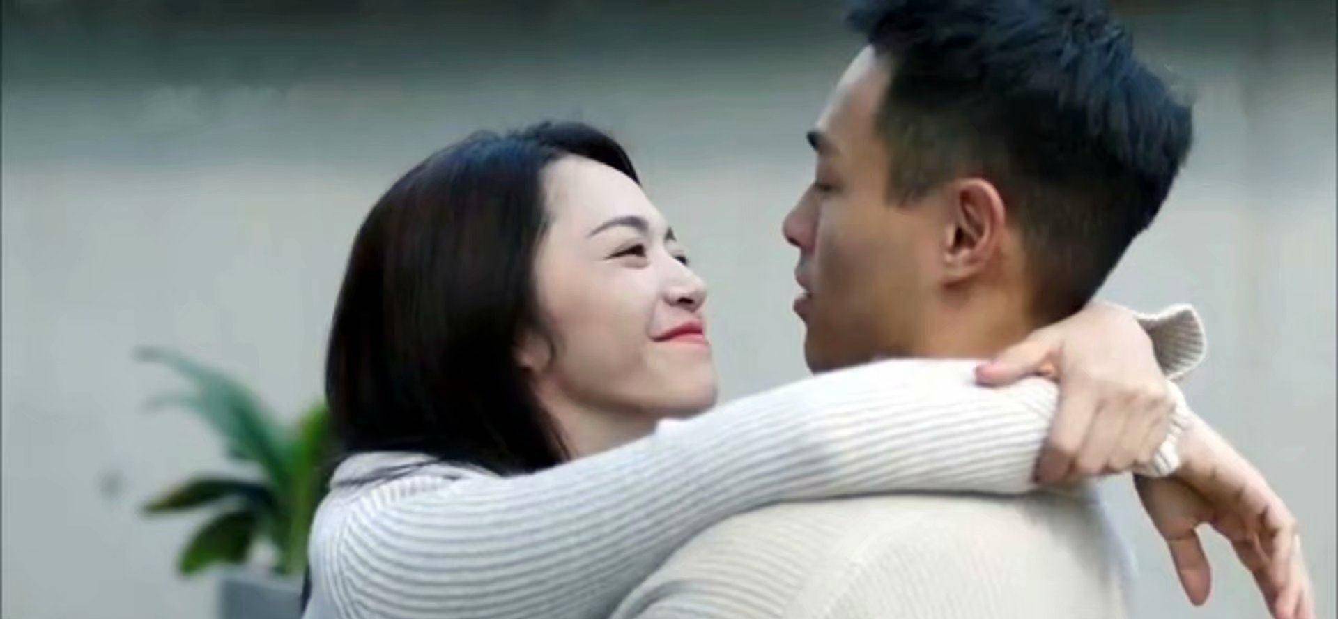 由于公公苏大强(倪大红 饰演)的体臭十分浓烈,朱丽只好坐在了离他较远