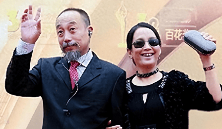 原创吕丽萍夫妇疑回国养老与孙海英移民失败满头白发朴素无人识