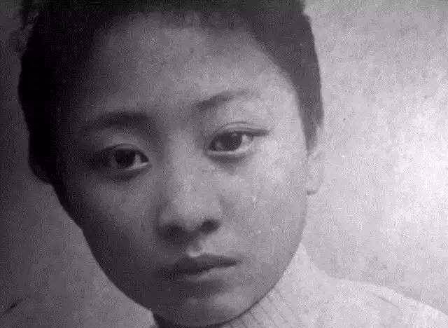 原创青年扶丈夫上位中年被迫离婚晚年孤独死去她赢过但一生无爱