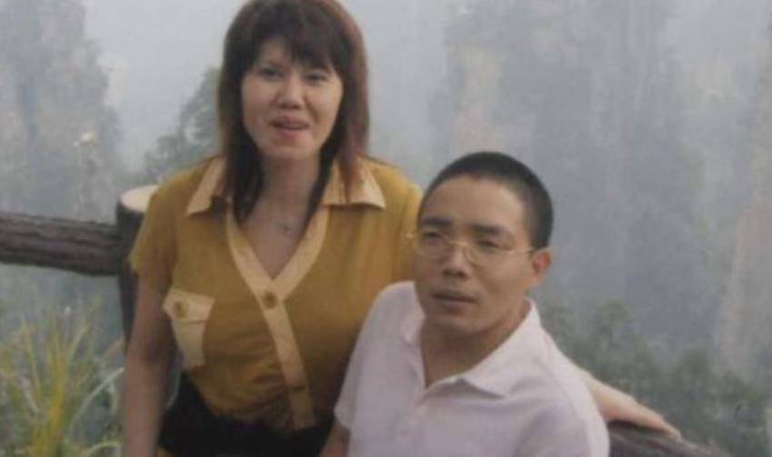 重庆小伙身高1米4,卖白糕成亿万富翁,分800万给妻子,却被杀害_汪显东