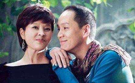 他的妻子比他大8岁,曾经有过不幸的一段婚姻,但是,冯远征不介意.