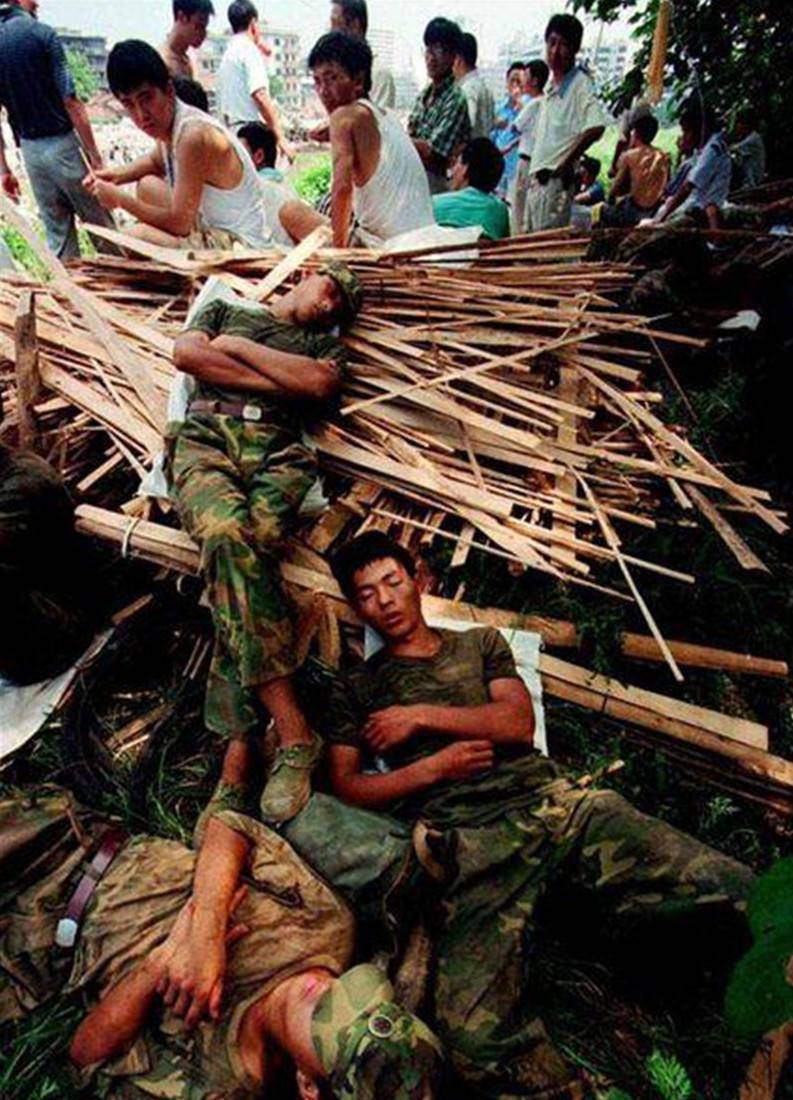 决堤数十万人未撤,战士以身抗洪,百姓哭喊:求求别跳了_九江_情况_洪水