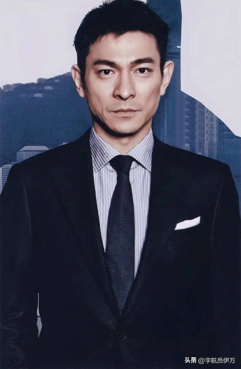 2024年8月16日,一位网友在机场偶遇了77岁的郑少秋.