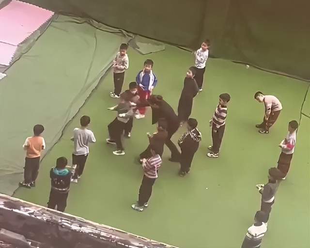 3月22日下午,抚州市东乡区快乐宝贝贵族幼儿园园长杨女士在接受记者