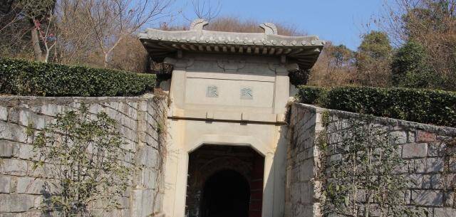 原创小孩山间发现大洞专家勘察为皇家陵墓墓门八字秘密至今未揭开